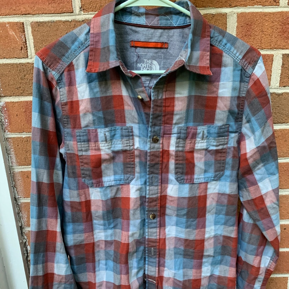 Men’s long sleeve North Face shirt.
